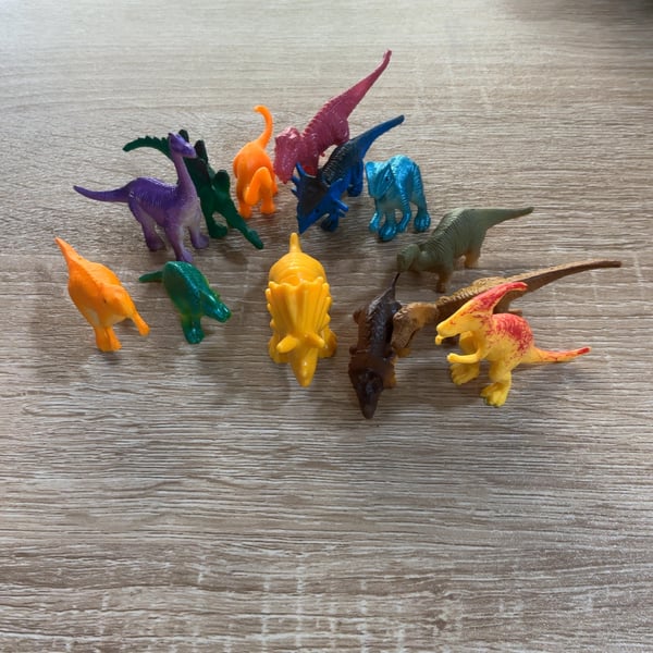 13 mini Dino’s