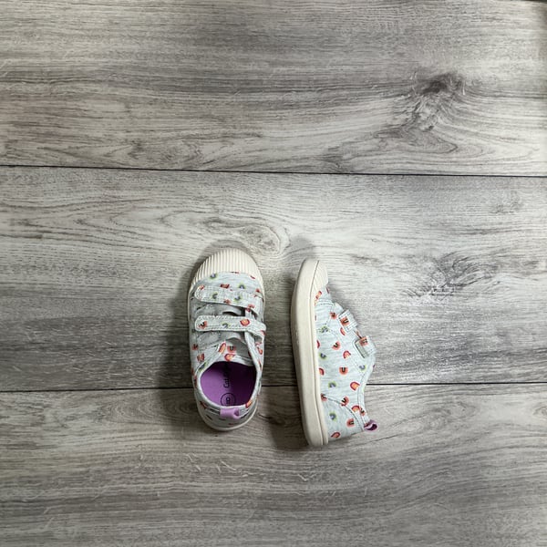 Girls · 8 · Sneakers