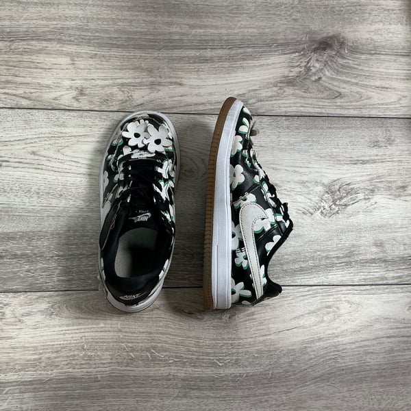 Girls · 2 · Sneakers