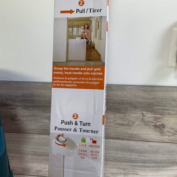 EasyBaby Retractable Baby Gate, 33" Tall, Extends up to 55'' Wide - NEW