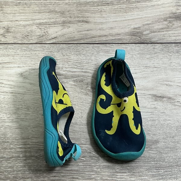 BOYS - Size 6 - Water Shoes