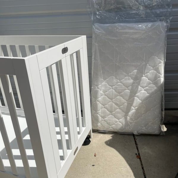 Origami Mini Crib - Very Good Condition w/ AMAZING $150+ Mattress