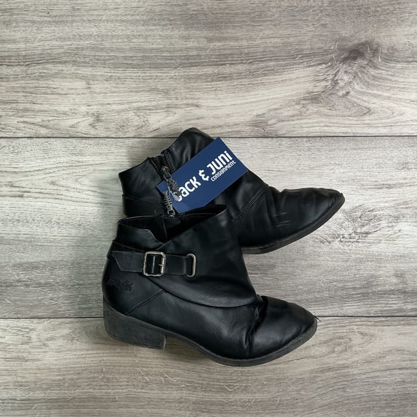 GIRLS - Size 5 - Heel Boots