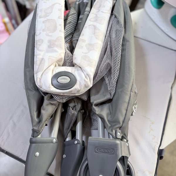 Graco Pack n Play (Mat Needs Cleaning)