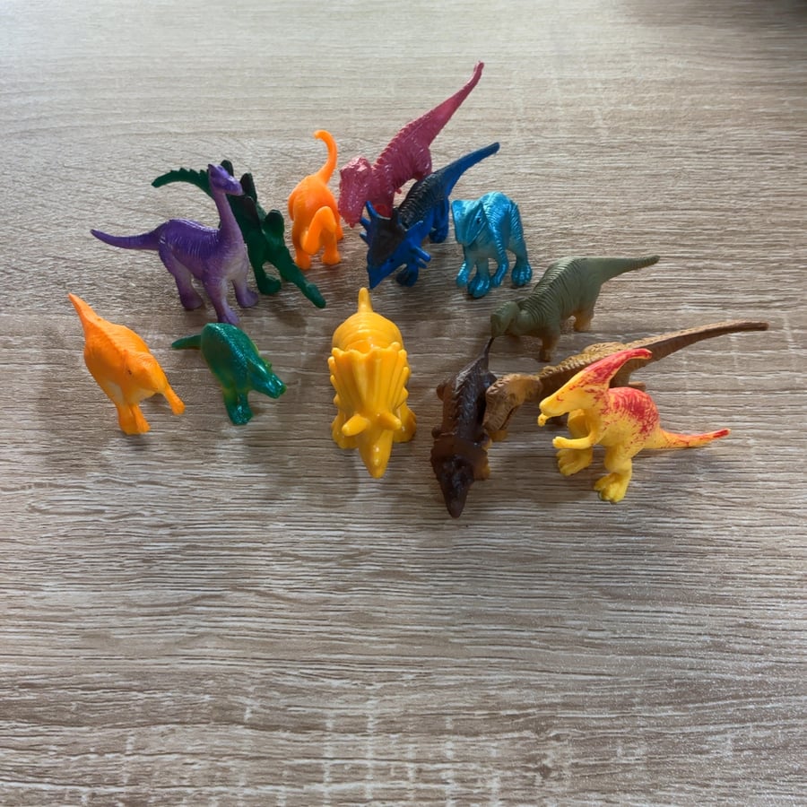 13 mini Dino’s