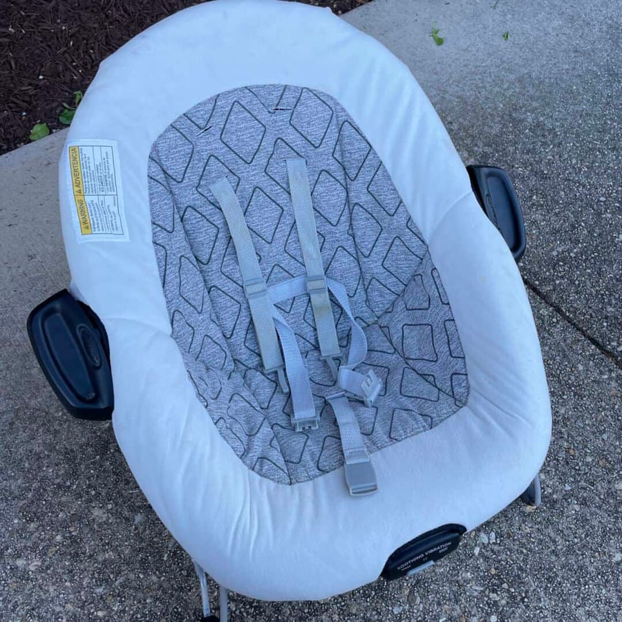 Graco DuetConnect Bouncer Only (Needs a Heavy Wash or Cover)