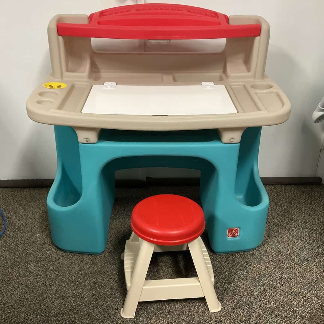 Art & Crafts / Coloring Table