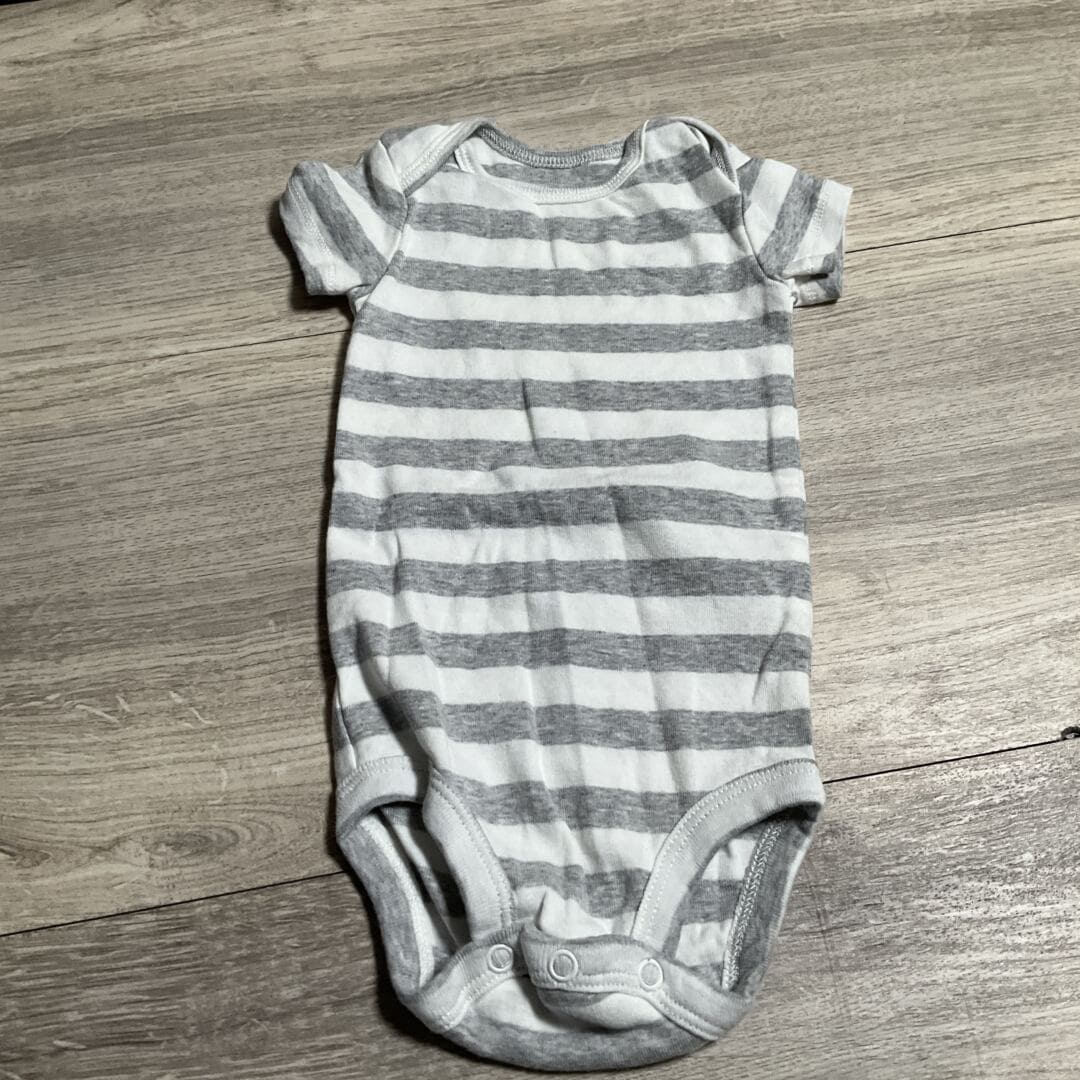 BOYS / GIRLS - 6 Months - Onesie