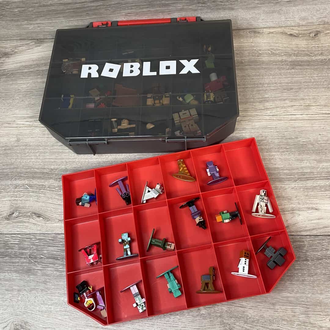 Roblox Collectors Case & Figurines